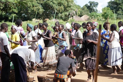 Hombres y mujeres de la comunidad de Lukodi bailando danzas tradicionales del pueblo acholi.