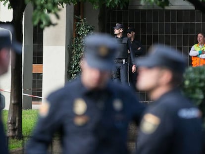 Agentes de la polic&iacute;a nacional durante un operativo.