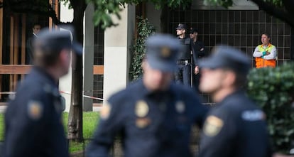 Agentes de la polic&iacute;a nacional durante un operativo.