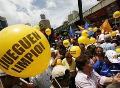 Manifestantes opositores protestan contra la decisión del Supremo venezolano ayer en Caracas.