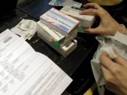 Las más de 3.100 farmacias catalanas cerrarán hoy por la mañana para reclamar a la Generalitat y al Gobierno central que les paguen los 416 millones de euros que les adeudan por los fármacos dispensados en recetas. EFE/Archivo