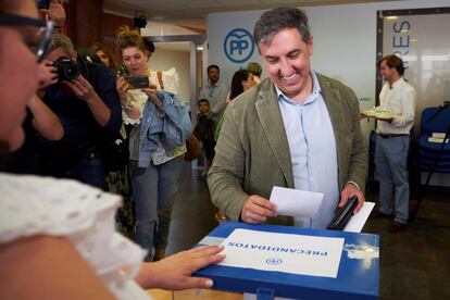 El diputado por Ávila y candidato a la presidencia del Partido Popular José Ramón García Hernández deposita su voto para la presidencia del PP, en la sede de esta formación en Ávila.