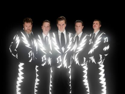 La banda The Hives.  En el centro, Howlin’ Pelle Almqvist.