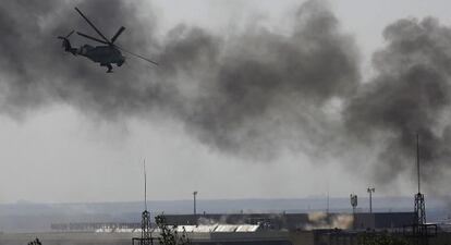 Un helicóptero ucraniano dispara contra las instalaciones del aeropuerto de Donetsk.