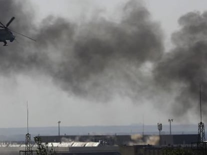 Un helicóptero ucraniano dispara contra las instalaciones del aeropuerto de Donetsk.