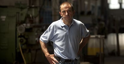 Óscar Sánchez, en un taller próximo al lavadero en el que trabaja.