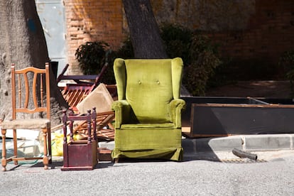 Algunos de los entrevistados para este artículo han desarrollado un talento especial para ver qué mueble abandonado en un barrio bien puede venderse por una suma considerable en un barrio normal.