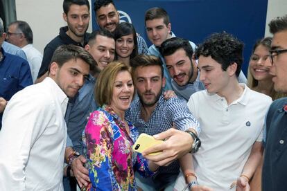 La candidata a las primarias del Partido Popular María Dolores de Cospedal, con los miembros de nuevas generaciones del partido en Murcia.