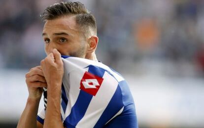 Lucas Pérez celebra celebra un gol besando el escudo del Deportivo.