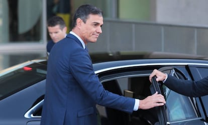 Pedro Sánchez, este viernes a su salida de la clínica Quirón Pozuelo tras visitar al rey Juan Carlos.