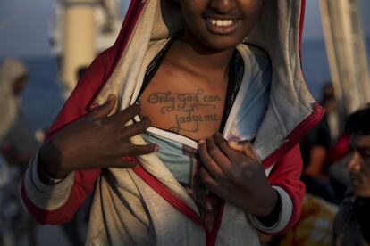 Biruk, un migrante de Eritrea de 15 años, muestra su tatuaje: "Solo dios puede juzgarme" a bordo del buque 'Golfo Azurro' un día después de ser rescatado, el 7 de abril.