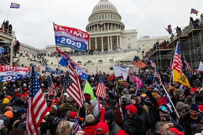 Trumpistas durante a tomada do Capitólio, em Washington, em 6 de janeiro.
