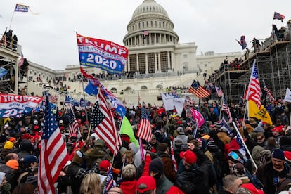 Seguidores de Trump a las afueras del Capitolio el día 6 de enero.