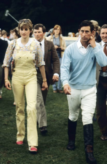 Lady Di. Antes de Kate Midddleton, estuvo Diana. La princesa de Gales, en un partido de polo en Windsor en el año 1981, con tres prendas de plena tendencia en aquella década: blusa de cuellos grandes, peto y alpargatas con cuña.
