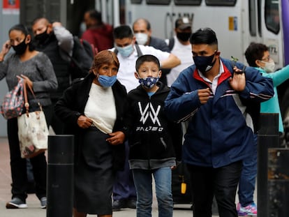 Un grupo de personas camina en Ciudad de México, durante la pandemia por coivd-19, en una imagen de archivo.