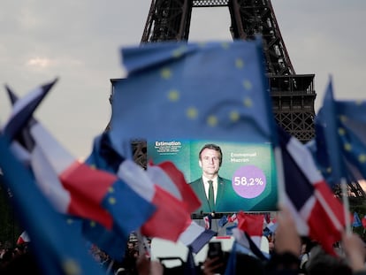 Seguidores de Macron celebran junto a la torre Eiffel la victoria de su candidato.