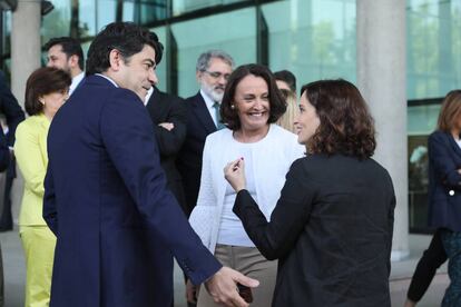 El alcalde de Alcorcón en funciones, David Pérez, con Isabel Diaz Ayuso (d), en la Asamblea de Madrid, ayer.