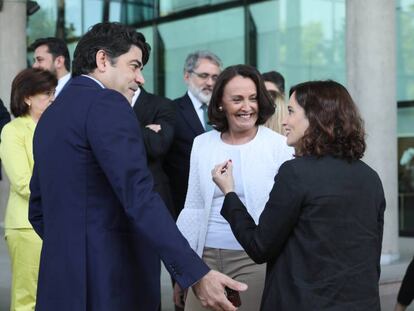 El alcalde de Alcorcón en funciones, David Pérez, con Isabel Diaz Ayuso (d), en la Asamblea de Madrid, ayer.