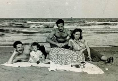 Un dia a la platja d'una família anònima.