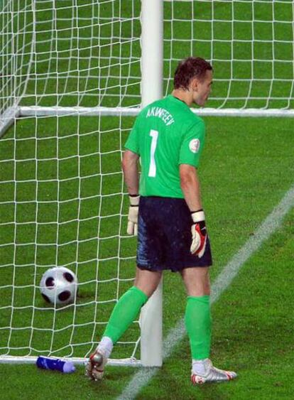 Akinfeev, desolado tras el tercer gol.