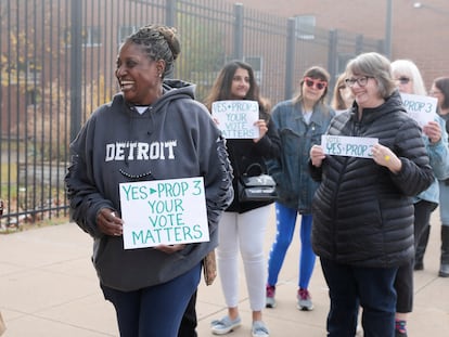 Activistas en favor del aborto esperan para entrar en el mitin que ofreció Barack Obama el sábado pasado en Detroit.