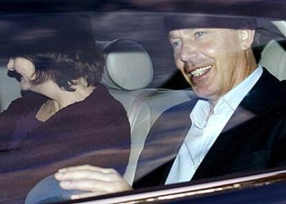 Blair abandona, acompañado de su esposa, Cherie, el hospital londinense donde fue intervenido ayer.