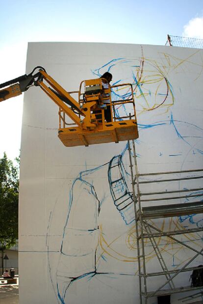 Uno de los grafiteros en plena faena en Poliniza.