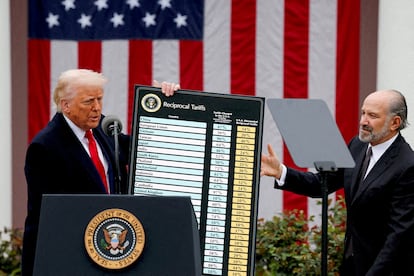 Donald Trump, con su secretario de Comercio, Howard Lutnick, en mayo durante el anuncio de los aranceles.