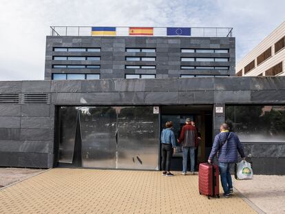El centro de derivación de refugiados, en Pozuelo de Alarcón (Madrid), recibe ya a los primeros desplazados.