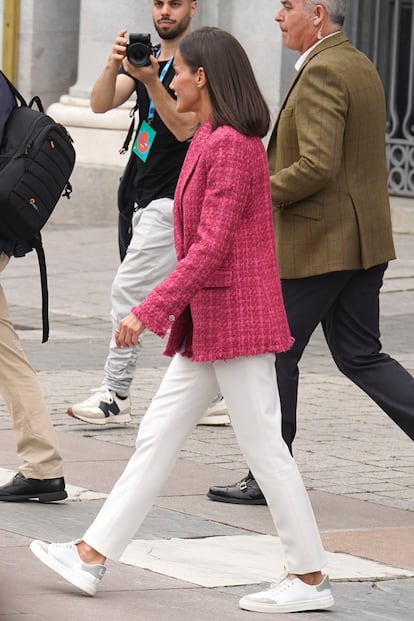 Letizia Ortiz, que casi siempre apuesta por calzado hecho en España, también ha lucido en los últimos meses unas zapatillas de la marca española Ohne Project. Se trata de un diseño especialmente cómodo y flexible que, según la marca,  tiene una suela "que parece una suela normal pero ofrece todos los beneficios de una zapatilla `'barefoot'. Con menos de 5 mm de grosor, es ultraflexible y permite un movimiento natural del pie y una respuesta sensorial al cerebro". Todas las zapatillas de esta marca son de cuero vegano.