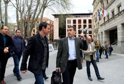 Barrena, Iñarritu, Arraiz e Iruin, de izquierda a derecha, delante del Palacio de Justicia de Bilbao.