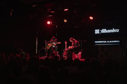 Hermanos Gutiérrez, el proyecto ecuatoriano-suizo de Alejandro (guitarra y 'lap steel') y Estevan (guitarra y percusión) Gutiérrez. Un mestizaje de géneros, estilos e influencias.