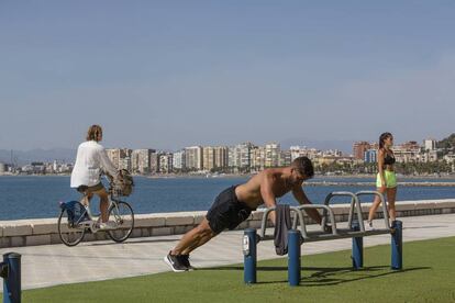 Paseo marítimo de la Malagueta, en Málaga, convertido en espacio para el deporte.