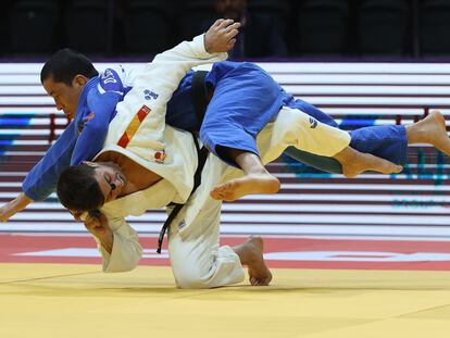Francisco Garrigos (de blanco) contra el uzbeco Dilshodbek Baratov en la final del Mundial de este domingo en la categoría de -60 kg.