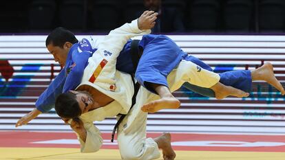 Francisco Garrigos (de blanco) contra el uzbeco Dilshodbek Baratov en la final del Mundial de este domingo en la categoría de -60 kg.