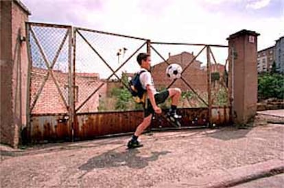 Un niño jugaba ayer frente a la puerta del solar donde estuvo el cuartel de la Guardia Civil de Vic, por la que entró hace 10 años el coche bomba.