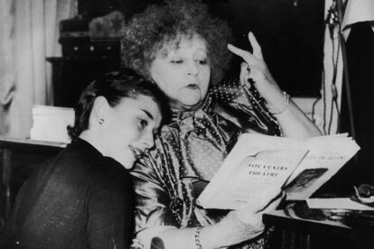 Colette y Audrey Hepburn, juntas durante los ensayos de ‘Gigi’.