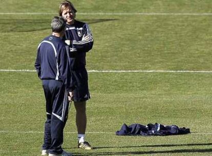 Bernd Schuster, con uno de sus ayudantes ayer en Valdebebas.