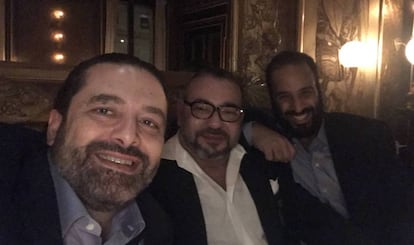 De derecha a izquierda, Bin Salmán, Mohamed VI y el primer ministro libanés, Saad Hariri, quien difundió la imagen a través de Twitter.