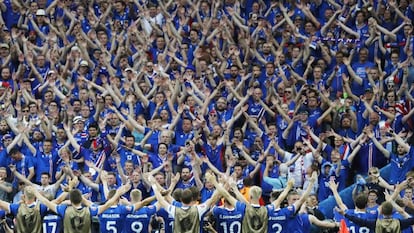 Los jugadores islandeses celebran el pase a octavos con sus aficionados.