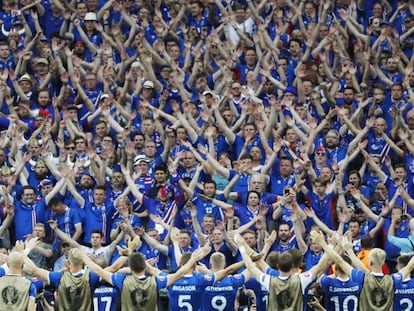Los jugadores islandeses celebran el pase a octavos con sus aficionados.