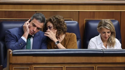 El presidente del Gobierno, Pedro Sánchez, y las vicepresidentas María Jesús Montero y Yolanda Díaz, este miércoles en el Congreso.