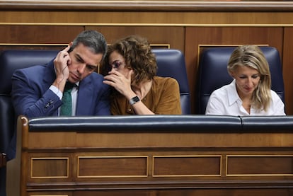El presidente del Gobierno, Pedro Sánchez, y las vicepresidentas María Jesús Montero y Yolanda Díaz, este miércoles en el Congreso.