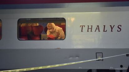 La policia inspecciona un vagó del tren on s'ha produït l'atac.