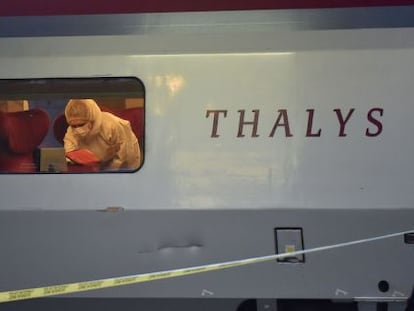 La policia inspecciona un vagó del tren on s'ha produït l'atac.