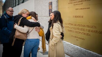 Homenaje en la calle Téllez, durante el homenaje por los 20 años de los atentados terroristas de Madrid, el 11 de marzo de 2024.