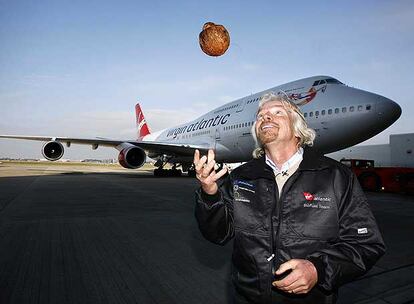 El presidente de Virgin Atlantic, Richard Branson, delante del avión que voló ayer con biocombustible.