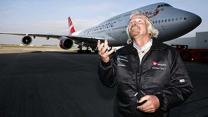 El presidente de Virgin Atlantic, Richard Branson, delante del avión que voló ayer con biocombustible.