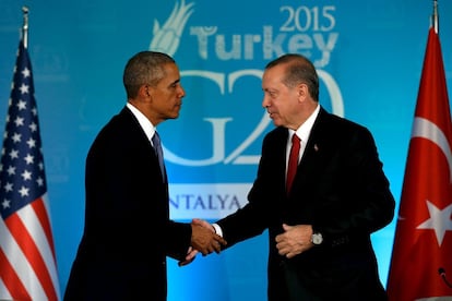 El presidente turco Recep Tayyip Erdogan se despide del presidente de Estados Unidos Barack Obama tras mantener un breve encuentro en el marco de la cumbre del G20