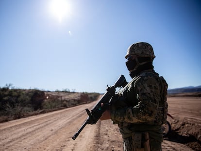 Un soldado del ejército mexicano hace guardia en La Morita, Sonora.